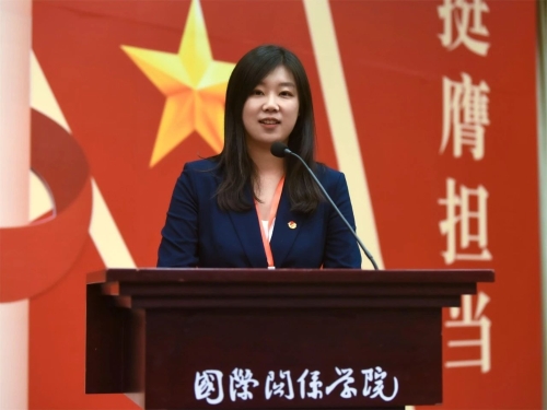 主持人孙华砚 主持人孙华砚