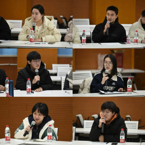 团员代表进行现场评议 团员代表进行现场评议