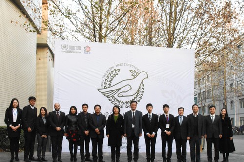 照片十 大会领导、嘉宾与学生代表合影 照片十 大会领导、嘉宾与学生代表合影