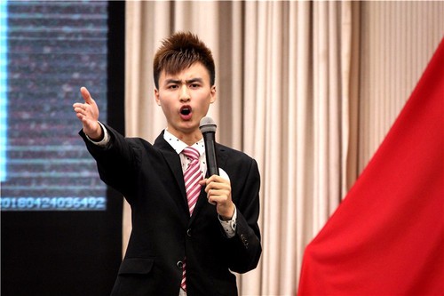 照片五:校领导商议选出的晋级选手:柯敬文 照片五:校领导商议选出的晋级选手:柯敬文