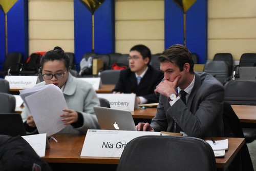 照片七 发言准备 照片七 发言准备