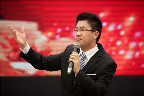 照片三:评委打分晋级选手:王戴林 照片三:评委打分晋级选手:王戴林