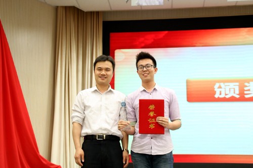 照片八:团委负责人吴启春为国经团总支颁发“最佳组织奖” 照片八:团委负责人吴启春为国经团总支颁发“最佳组织奖”