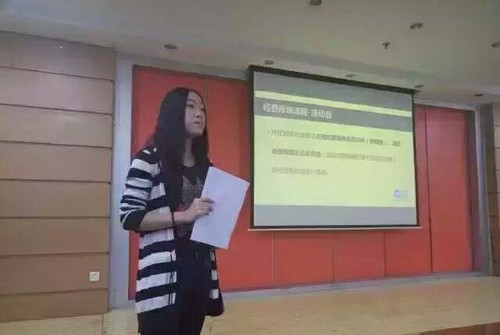 图片三(社联办公室主任姜芯蕊为社团负责人解答问题) 图片三(社联办公室主任姜芯蕊为社团负责人解答问题)