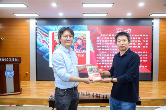 校工会负责人王延忠赠书