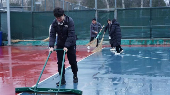 国家安全学院师生清扫操场积水1