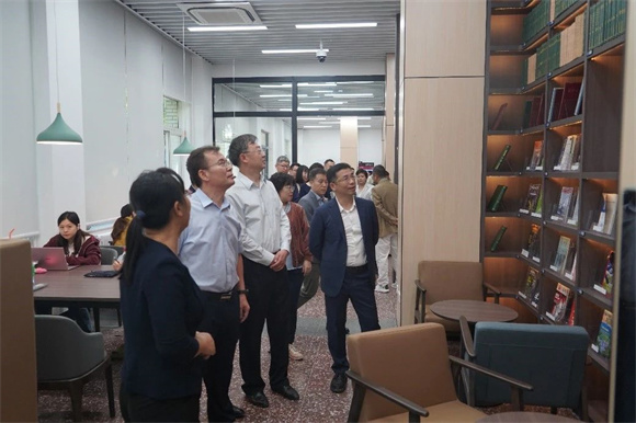 视察休闲阅读区