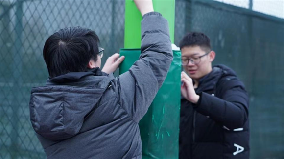 国家安全学院师生清扫操场积水2