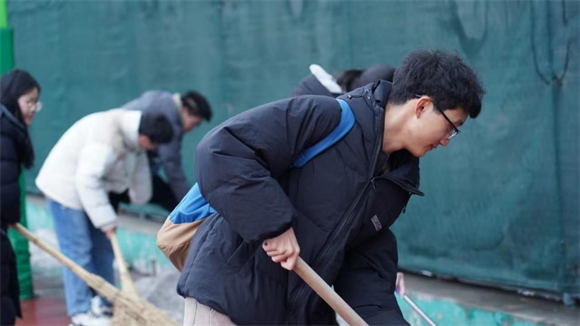 国家安全学院师生清扫操场积水3