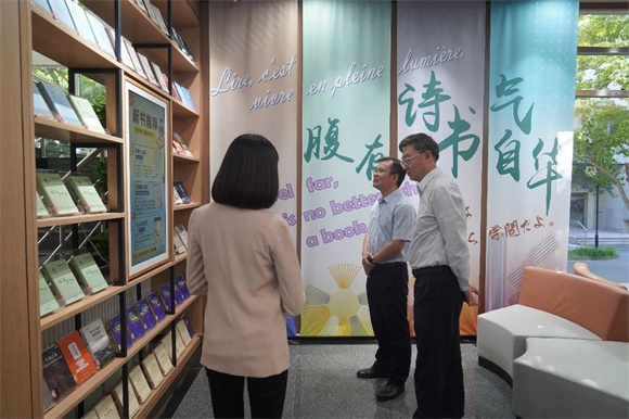 参观新书展示区