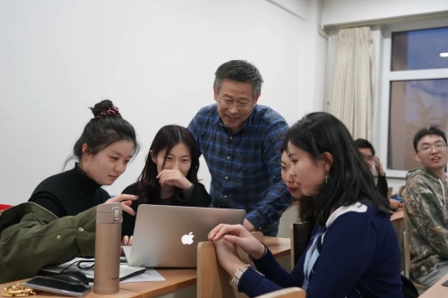 刘老师指导小组研讨