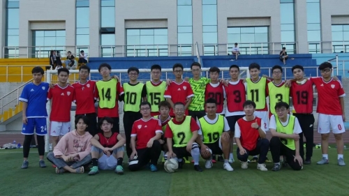 刘老师与学生们一起踢球