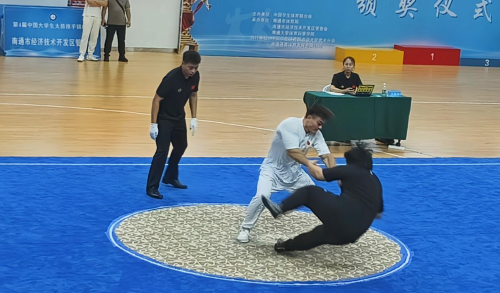 队员推手实战比赛中 队员推手实战比赛中