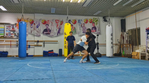 刘教练给队员做技术指导 刘教练给队员做技术指导