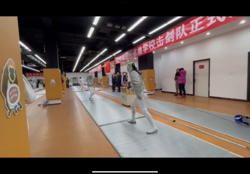 人在跳起来玩滑板 中度可信度描述已自动生成