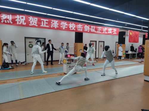 一群人站在台上 中度可信度描述已自动生成