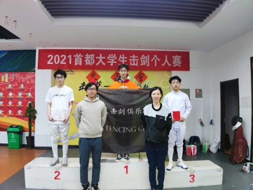 一群人站在室内合影 中度可信度描述已自动生成