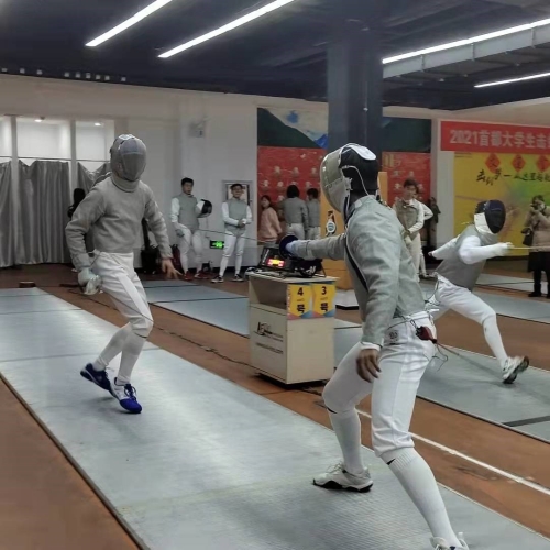 人们在室内玩滑板 中度可信度描述已自动生成