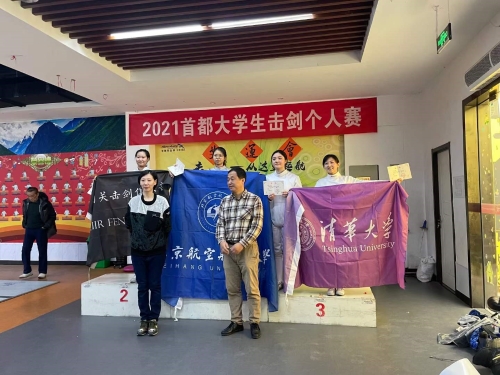 商店的门口前有许多人 低可信度描述已自动生成