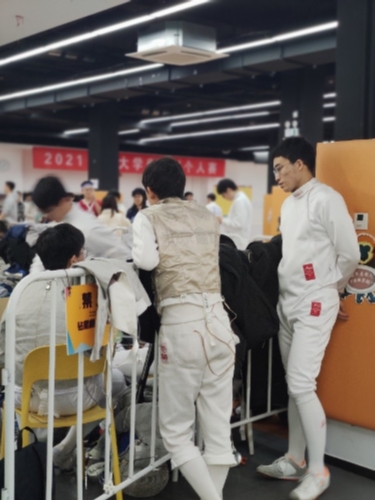 图片包含 室内, 女人, 充满, 病房 描述已自动生成